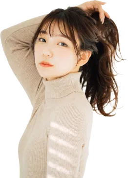 髪をかき上げる若い女性